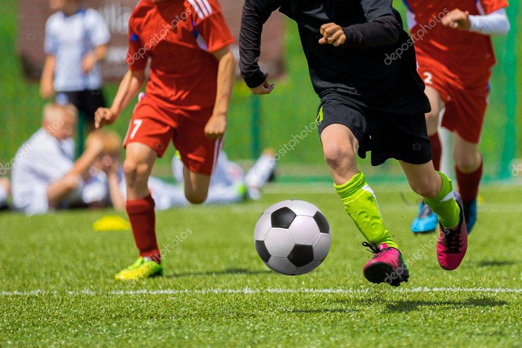 Partido De Fútbol Entrenamiento De Fútbol Para Niños Fotos, retratos,  imágenes y fotografía de archivo libres de derecho. Image 51866238