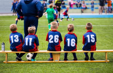 Çocuklar için futbol futbol maçı. Oyun Koç eğitmen ile izlemek ve bir kenarda bekleyen çocuklar.