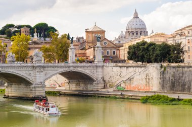 Saint Peter's Bazilikası'nın ve Tiber Nehri. Roma İtalya.