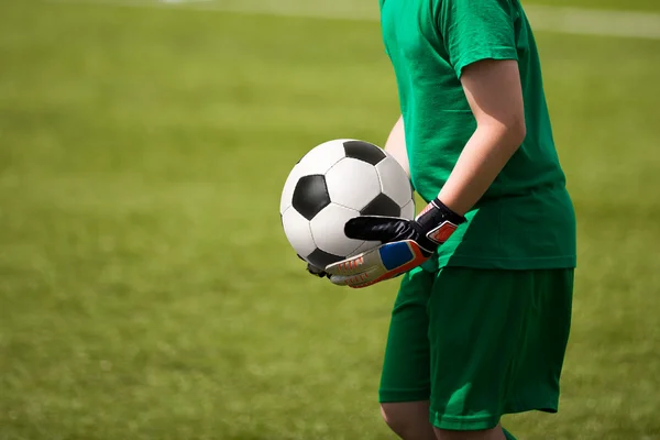 子供のサッカーの試合。トレーニングとサッカーのサッカー大会 — ストック写真