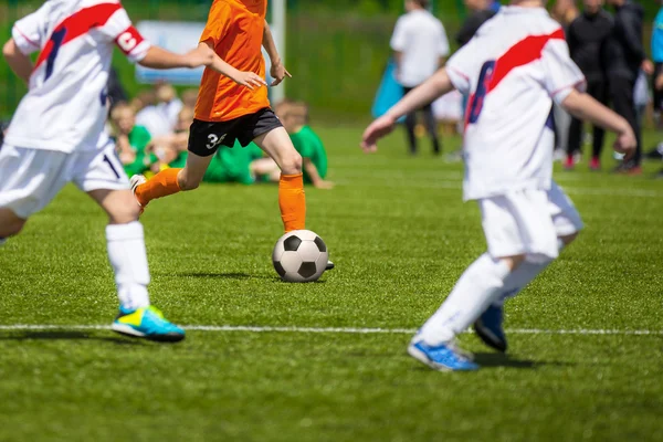 Jogo de futebol para crianças. Treinamento e futebol torneio de futebol — Fotografia de Stock