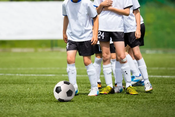 Labdarúgó-mérkőzés, a gyermekek számára. Képzés és football futball-bajnokság — Stock Fotó