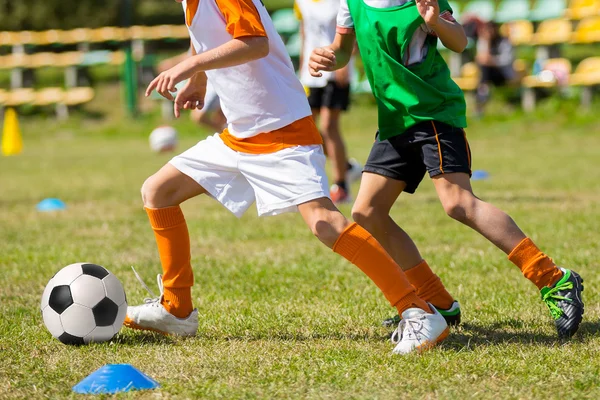 Voetbalwedstrijd voor kinderen. Opleiding en voetbal voetbaltoernooi — Stockfoto