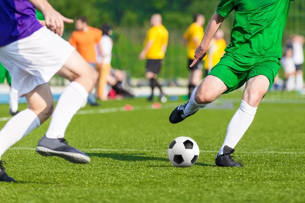 Futbol futbol oyunu. futbol maçı oynayan oyuncular