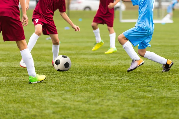 A gyermekek játék labdarúgás labdarúgó mérkőzés — Stock Fotó