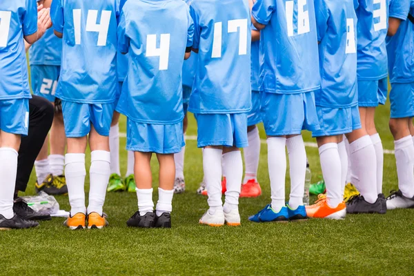 Jongens spelen voetbal-game-voetbalwedstrijd — Stockfoto