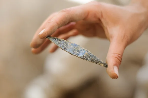 Archaeologic 배경에 고립 된 흑 요 석 화살촉 — 스톡 사진