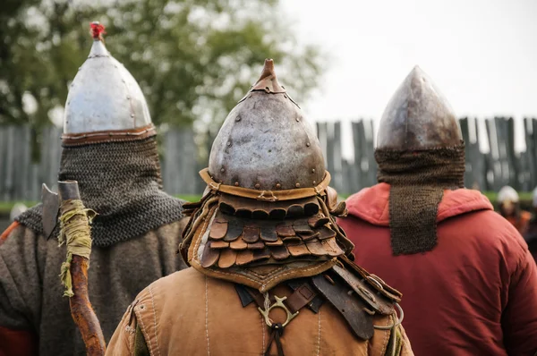 Guerreiros masculinos de infantaria na Idade Média medieval — Fotografia de Stock