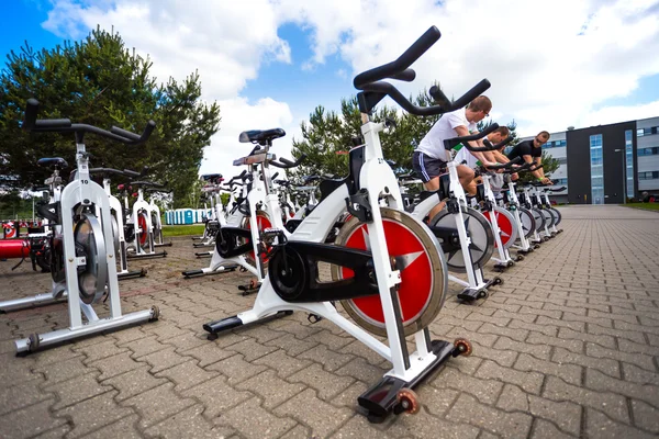 Stationäre Spinning-Fahrräder im Freien — Stockfoto