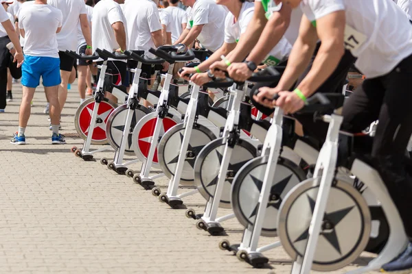 Stationära Spinning cyklar utomhus. utomhus aerob — Stockfoto