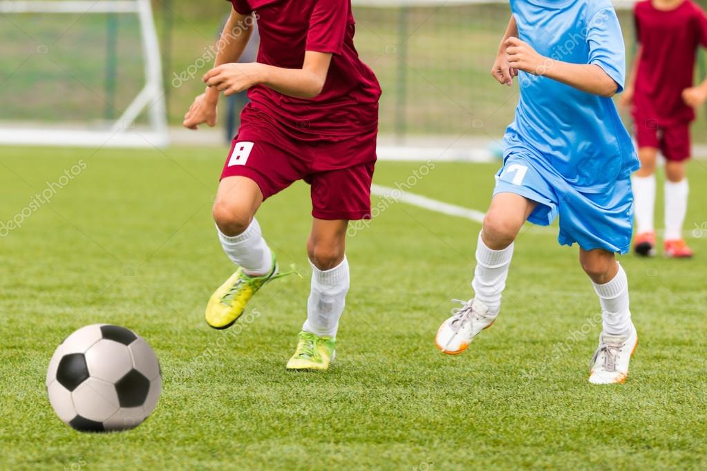 Adolescentes jogando futebol jogo de futebol fotos, imagens de