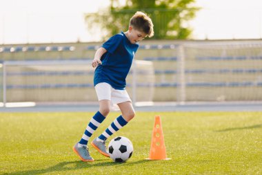 Genç Gençler Futbol Antrenmanı Konisi Çevresinde Futbol Topu Sürükleyen Çocuk, Çeviklik ve Ayak Çalışmaları İçin Eğitim Oturumu. Çocuklar için Futbol Akademisi