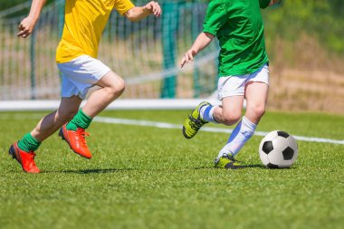 Futbol oyuncu topu ile çalışan