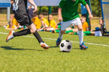 futbol oyuncusu topu ile çalışan
