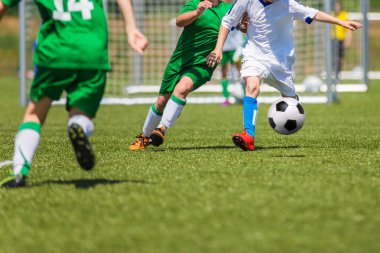 Futbol oyuncu topu ile çalışan