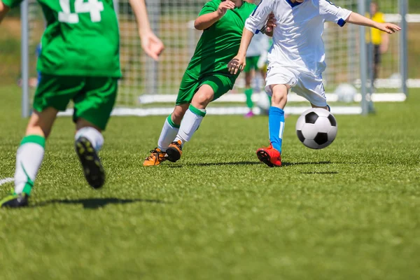 Joueurs de football qui courent avec le ballon — Photo