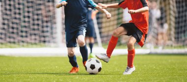 Gençlik Futbol Maçı Maçı Hedefe Yakın; Çocuklar Açık Hava Maçı sırasında Futbol için Yarışıyor