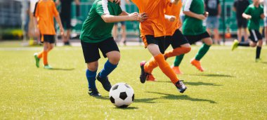 Gençlik Futbol Maçı Maçı Hedefe Yakın; Çocuklar Açık Hava Maçı sırasında Futbol için Yarışıyor