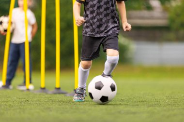 Polonyalılarla Gençlik Futbolu Talimi; Çevikliği ve Topları Geliştiren Çocuklar Açık Hava: