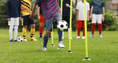 Gençlik Futbol Slalom Tatbikat Eğitimi; Çoklu Etnik Çocuklar Çimen Sahasında Polonyalılarla Top Denetimi