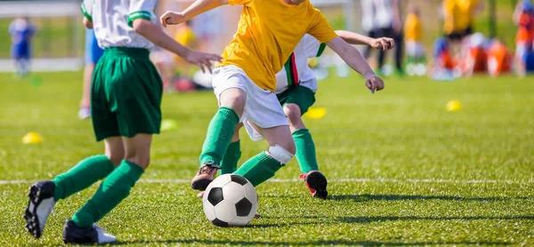 Fiúk soccer labdarúgó mérkőzés — Stock Fotó