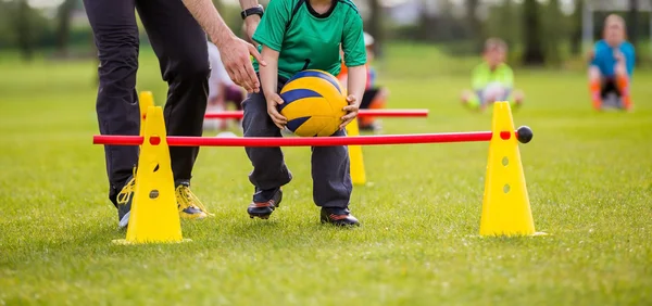 Kindergruppe im Sportunterricht — Stockfoto