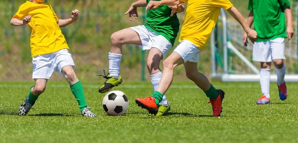 Képzés és a labdarúgó mérkőzés ifjúsági csapatai között. Fiatal fiúk játék — Stock Fotó