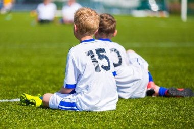 Genç erkek futbol maçı izlerken. 