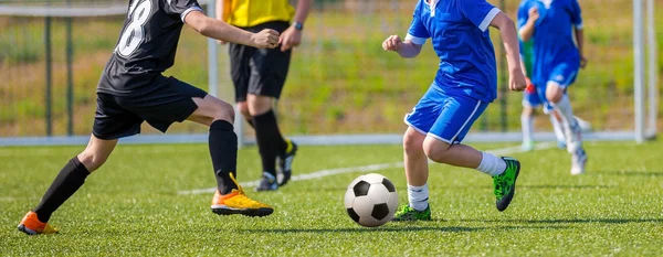 Tonåringar som spelar fotboll fotbollsmatch — Stockfoto