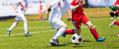 Çocuklar için futbol maçı. Genç erkek futbol oyunu oynarken.