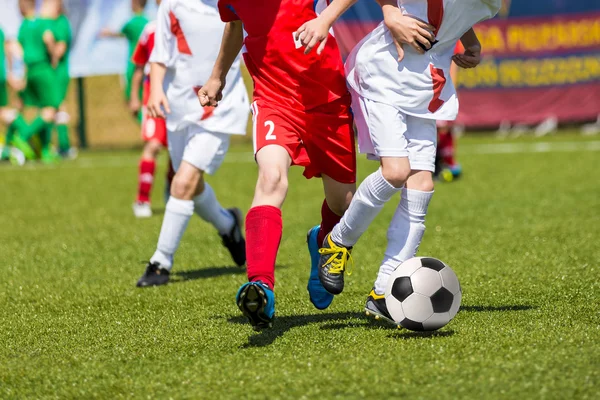 Mecz piłki nożnej dla dzieci. szkolenia i piłka nożna Piłka nożna w Boguminie — Zdjęcie stockowe