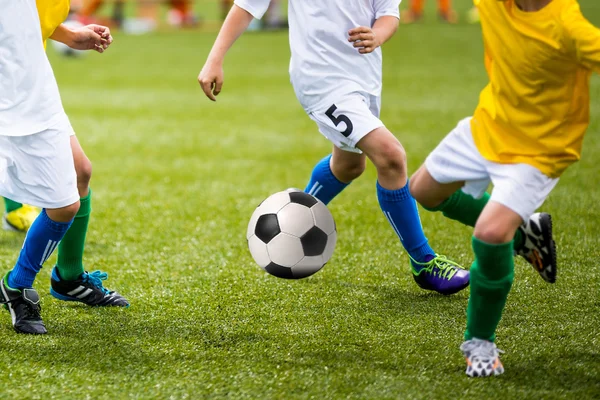 サッカー フットボール ゲームを遊んでいる子供たち — ストック写真
