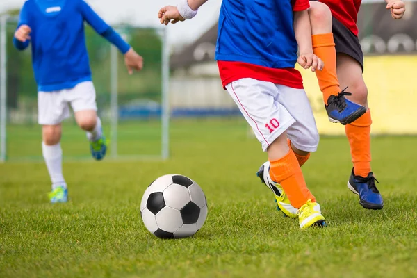 Jeunes garçons jouant au football Match de football — Photo