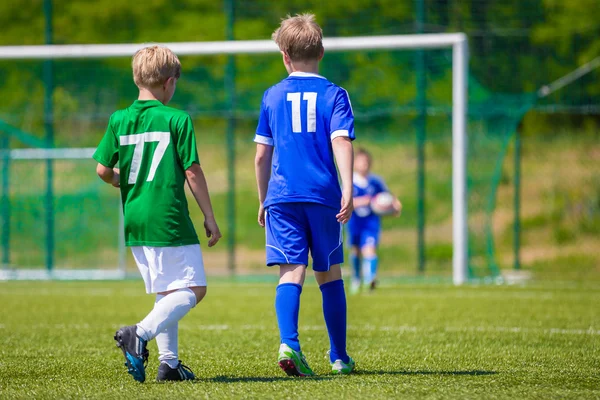 トレーニングとサッカー青年チームの間で一致します。若い男の子を再生します。 — ストック写真