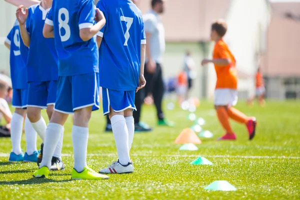 Voetbalteam; Reserve spelers op een bankje; Jongens met de voetbal Coac — Stockfoto