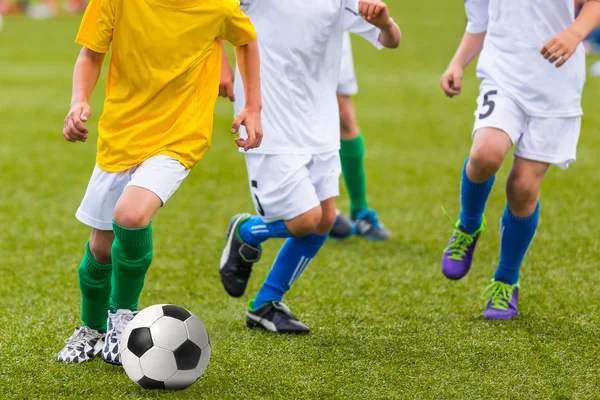 少年サッカーのゲームをプレイ — ストック写真