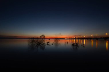 Tayland 'ın Lam Pao Dam Kalasin eyaletinin gece manzarası