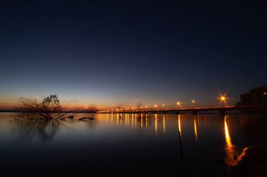 Tayland 'ın Lam Pao Dam Kalasin eyaletinin gece manzarası
