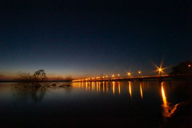 Tayland 'ın Lam Pao Dam Kalasin eyaletinin gece manzarası