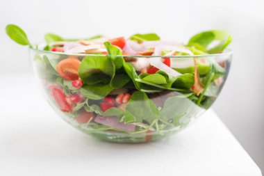 Cam kasede sağlıklı bir salata.