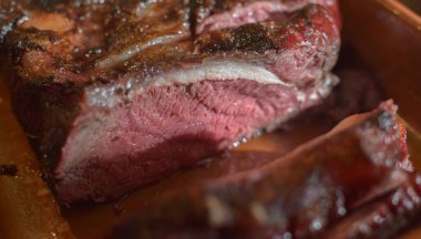 Profilde bir parça et, güveç kabında görülüyor.