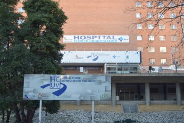 Valladolid, İspanya 02-12-21 Kadınlar duyuyor. Casa del Estudiante, Calle Real de Burgos Duvar Yazan Javier Romn