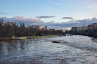 Valladolid, İspanya 02-12-21 Pisuerga Nehri Las Moreras sahiline bakan ana köprüden taşmaktadır..