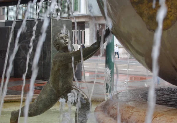 Valladolid, İspanya 02-12-21 Kadınlar duyuyor. Casa del Estudiante, Calle Real de Burgos Duvar Yazan Javier Romn