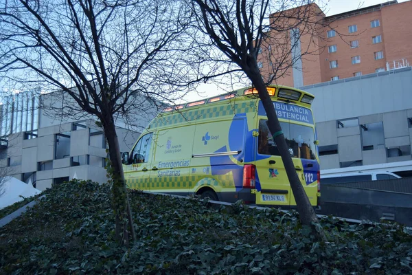 Valladolid, İspanya 02-12-21 Hastane Kliniği 'nin acil durum rampasından bir ambulans geçiyor. Üniversite üniversitesi Valladolid.