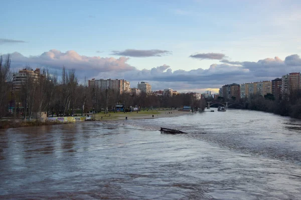 Valladolid, İspanya 02-12-21 Pisuerga Nehri Las Moreras sahiline bakan ana köprüden taşmaktadır..