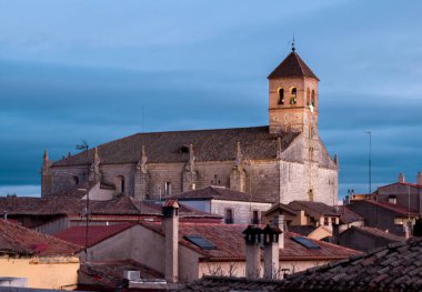 SIMANCAS, Vthe DOLID, SPAIN; 01-03-2021 Simancas Kurtarıcı Kilisesi gün batımında
