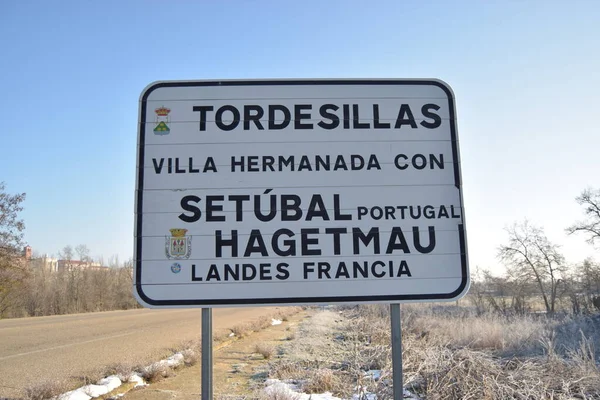 Tordesillas, İspanya; 01-13-2021 Kasabanın girişinde tordesillas belediyesi işareti, kardeş şehirler.