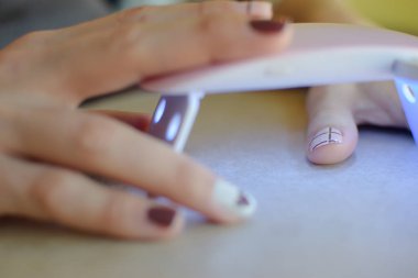 Tırnak cilası kurutma makinesi.