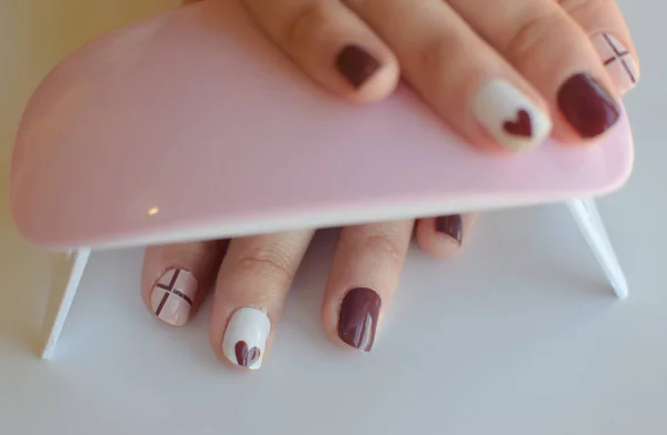Tırnak cilası kurutma makinesi.